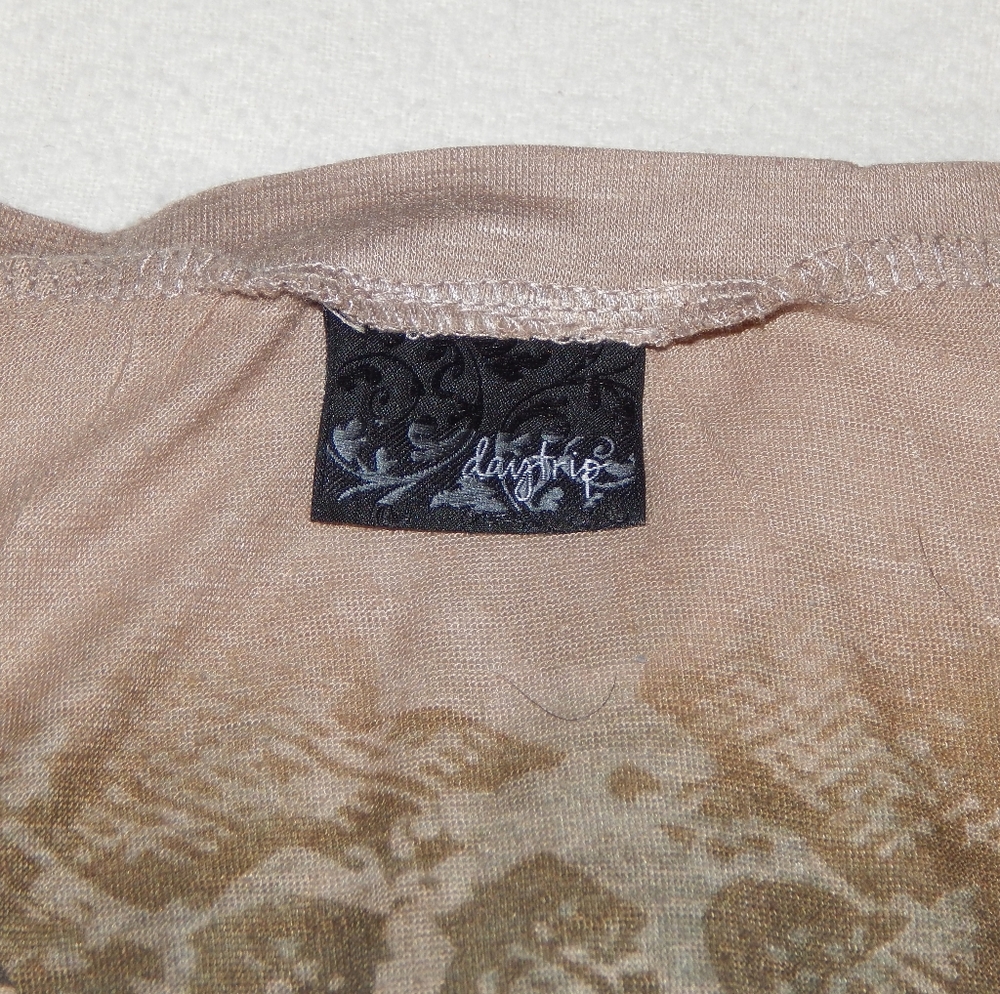 Women's daytrip size small t-shirt - Picture 4 of 6